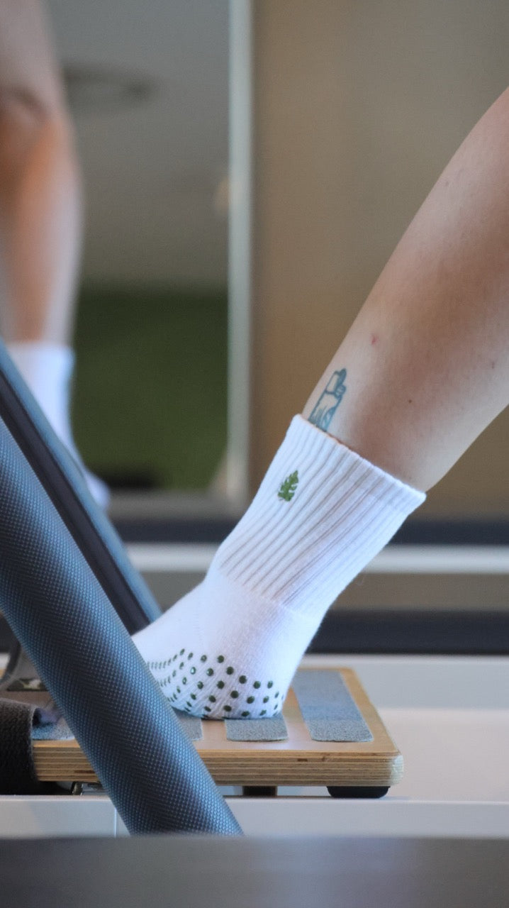 Qtr Crew Grip Socks - White Monstera Leaf