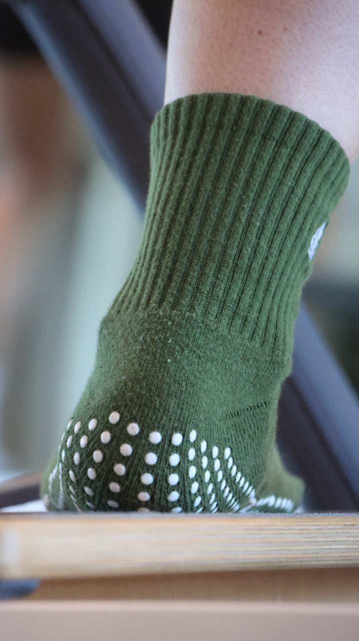 Qtr Crew Grip Socks - Deep Olive Monstera Leaf