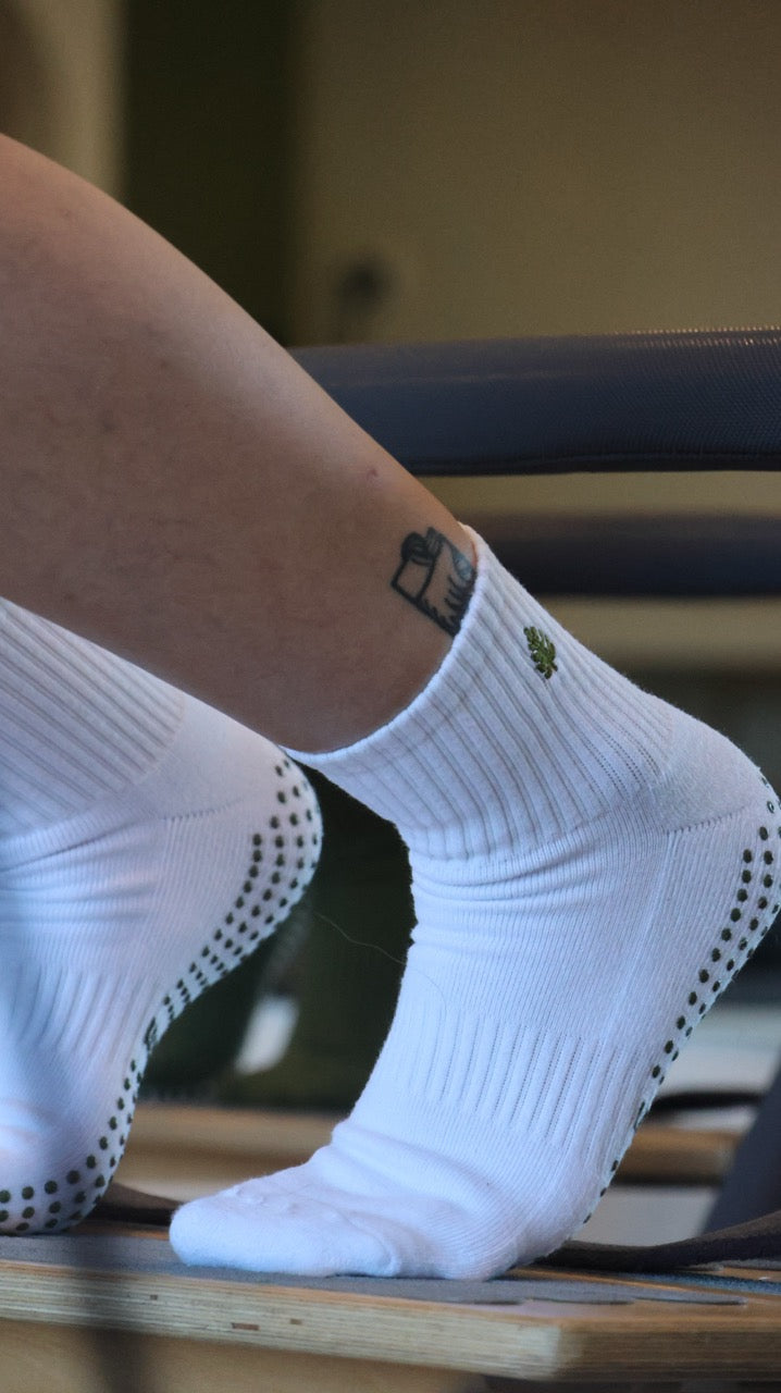 Qtr Crew Grip Socks - White Monstera Leaf
