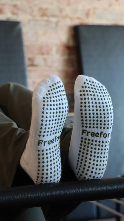 Qtr Crew Grip Socks - White Monstera Leaf