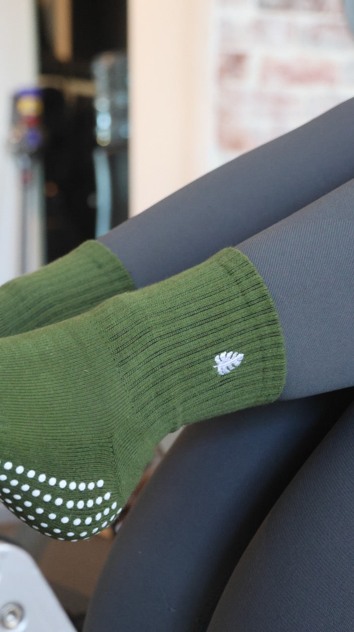 Qtr Crew Grip Socks - Deep Olive Monstera Leaf