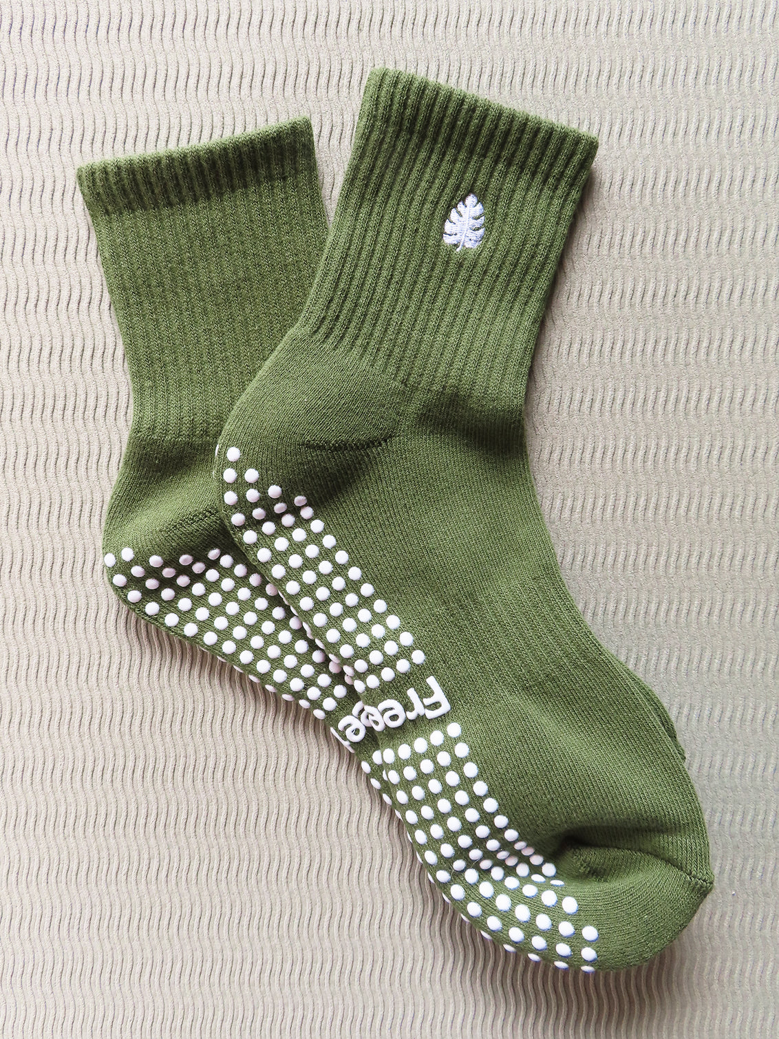 Qtr Crew Grip Socks - Deep Olive Monstera Leaf